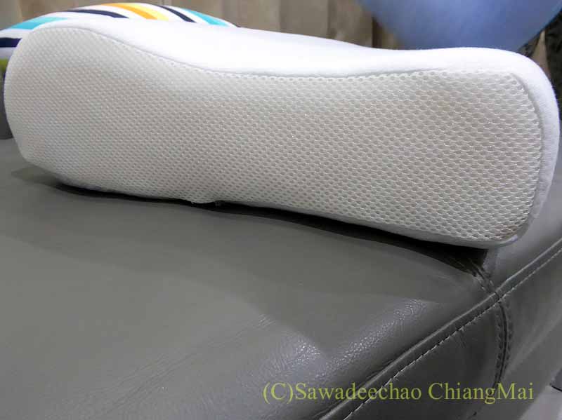 チェンマイで購入した低反発枕を横から見たところ