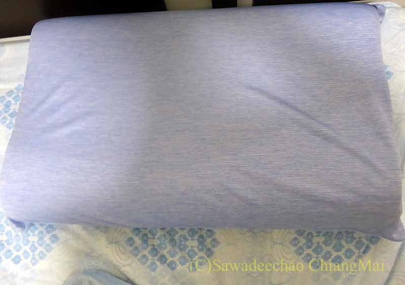 チェンマイで購入した低反発枕にカバーをつける