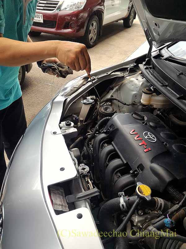 チェンマイのトヨタでのエンジンルーム内の検査結果説明
