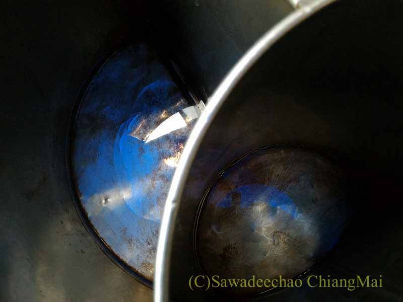 チェンマイのクイッティオ店の壊れた寸胴鍋の底
