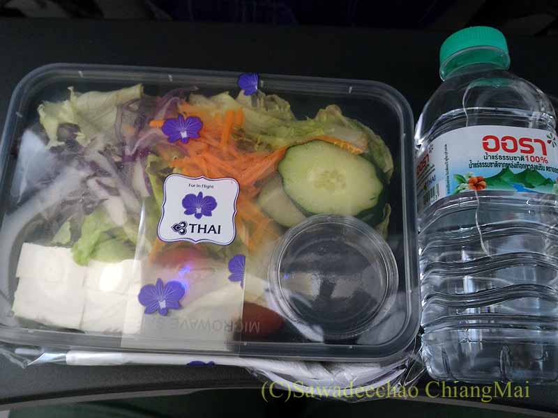 タイ国際航空TG105便バンコク行きで出た機内食全景