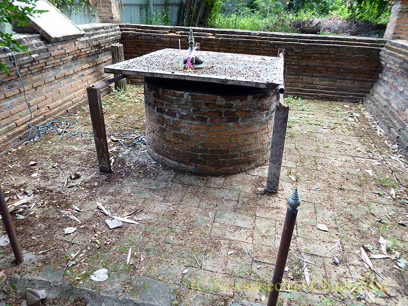 チェンマイのウィアンクムカーム遺跡のワットボーナムティップの井戸