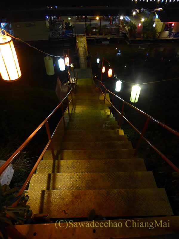 ピサヌロークのいかだレストラン、ペーナムナーンの階段
