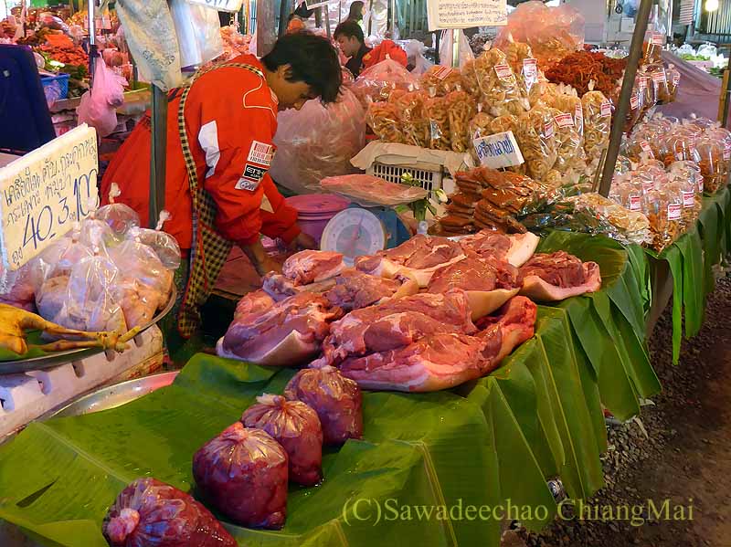 タイのメーソートへの峠道にある山のラフ族市場の肉屋
