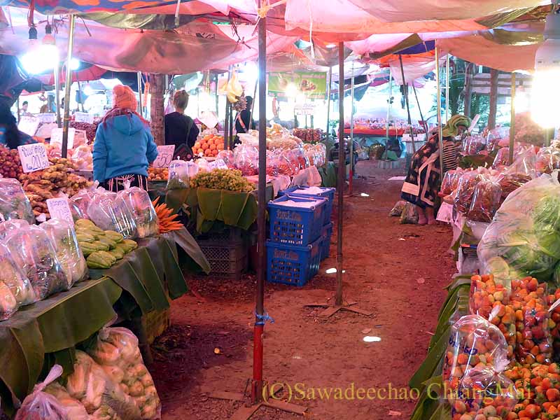 タイ北部のメーソートへの峠道にある山のラフ族市場内部