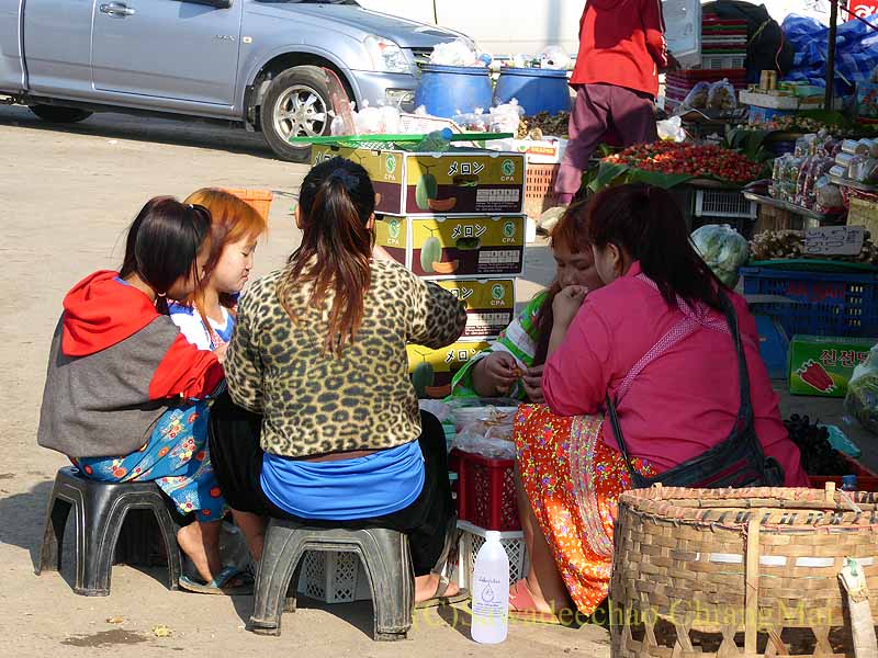 タイのメーソートへの峠道にある山のラフ族市場の女性たち