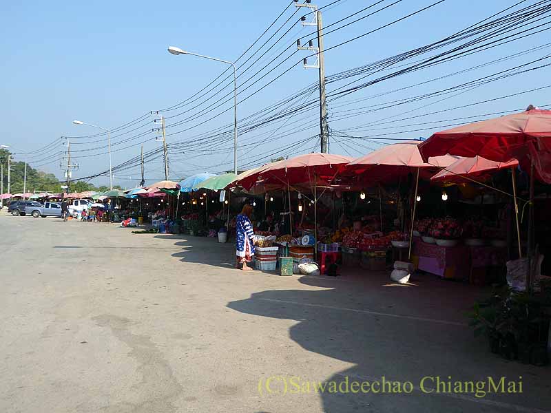 タイ北部のメーソートへの峠道にある山のラフ族市場概観