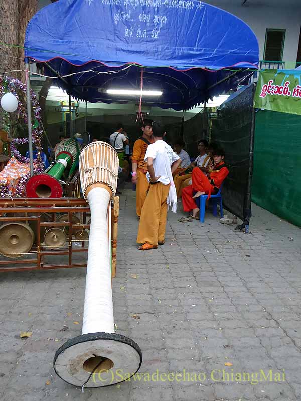 チェンマイのシャン族の祭りポーイサーンローンの楽団の太鼓