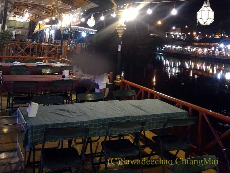 ピサヌロークのいかだレストラン、ペーナムナーンの川沿いの席