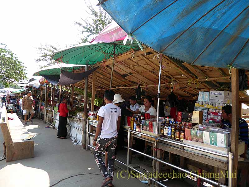 ミャンマー国境の街メーソートの密輸品の酒やたばこ売り