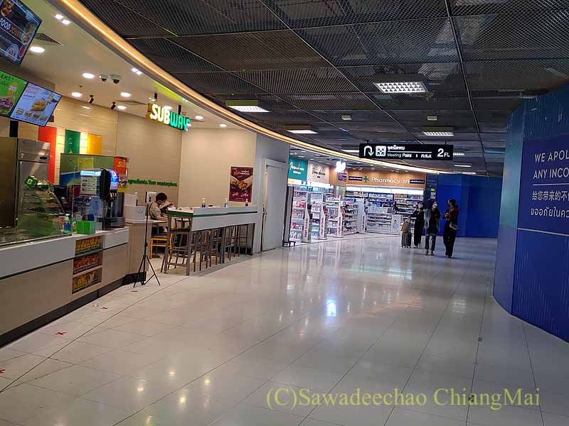 バンコクのスワンナプーム空港の飲食店フロア