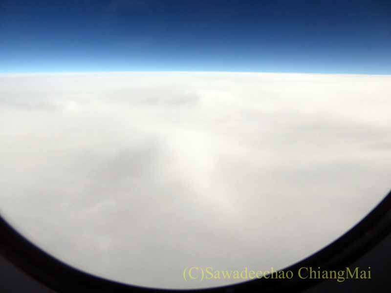 マレーシア航空MH088便のビジネスクラスから見た雲空