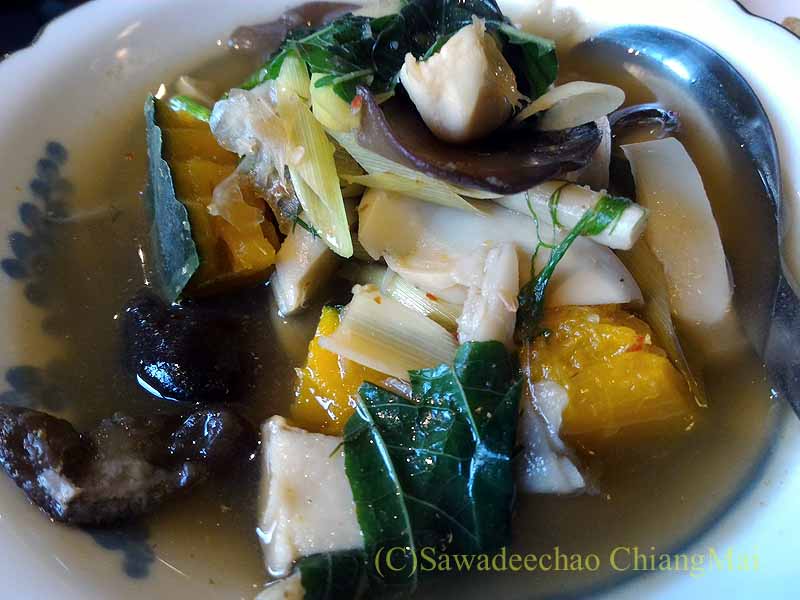 チェンマイの北タイ料理レストラン「チュム」のゲーンヘットサームヤーン