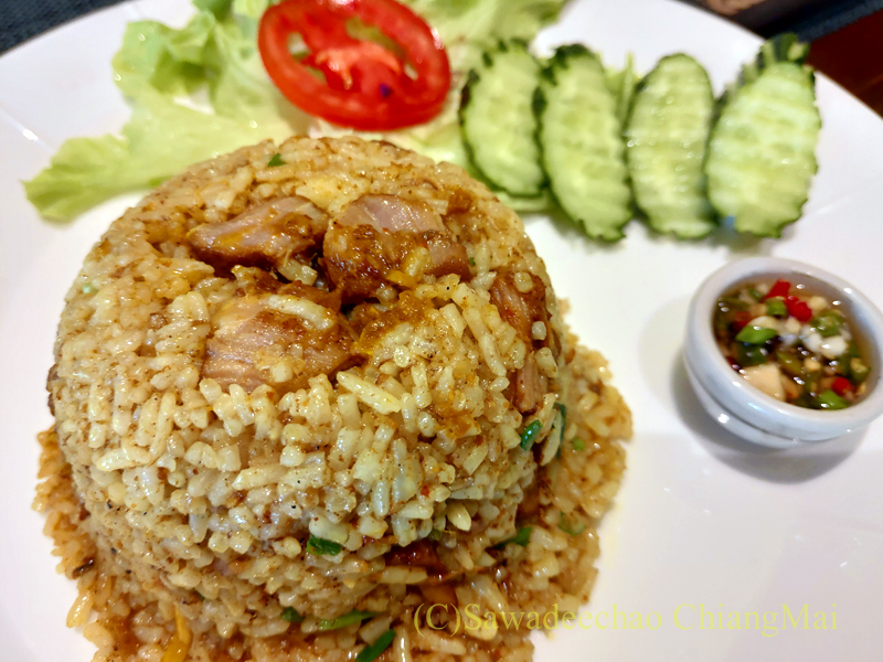チェンマイの北タイ料理レストラン「チュム」のカーオパットゲーンハーンレー