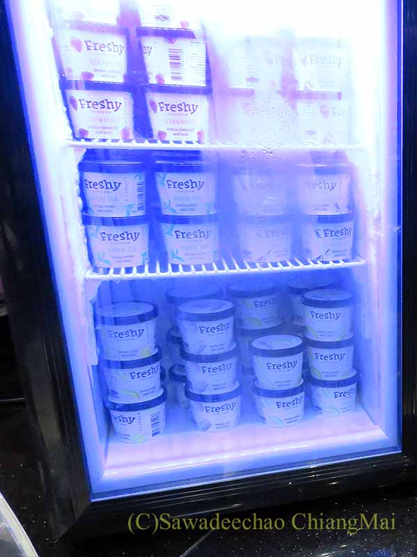 チェンマイ空港国内線ロイヤルオーキッドラウンジのアイスクリームケース