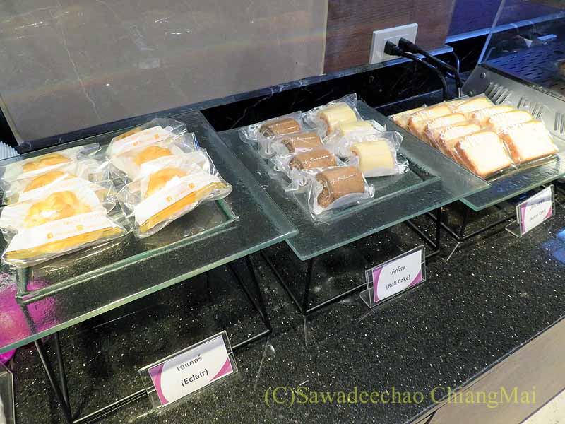 チェンマイ空港国内線ロイヤルオーキッドラウンジのケーキコーナー
