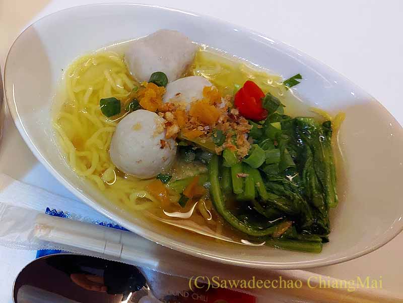 チェンマイ空港国内線ロイヤルオーキッドラウンジの中華麺