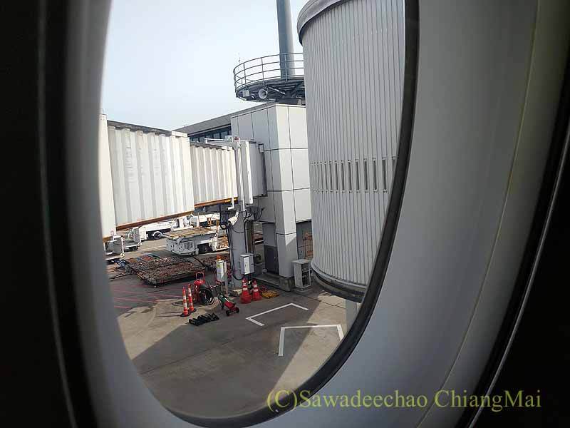 タイ航空TG642便ビジネスクラスから見た成田空港のゲート