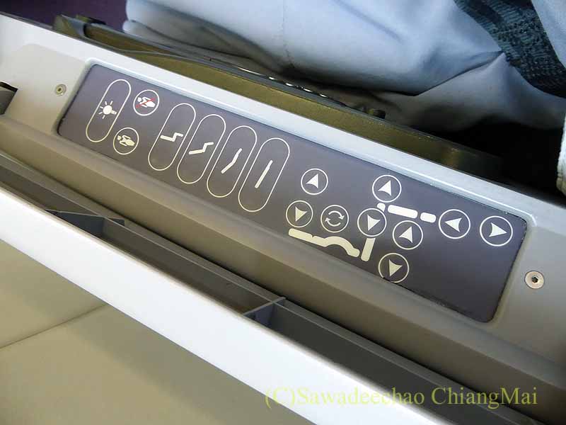 中華航空CI838便ビジネスクラスのシートコントローラー