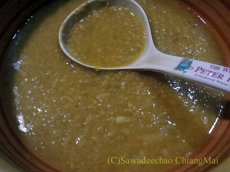 カトマンズのネパール人の家で食べたダルスープ