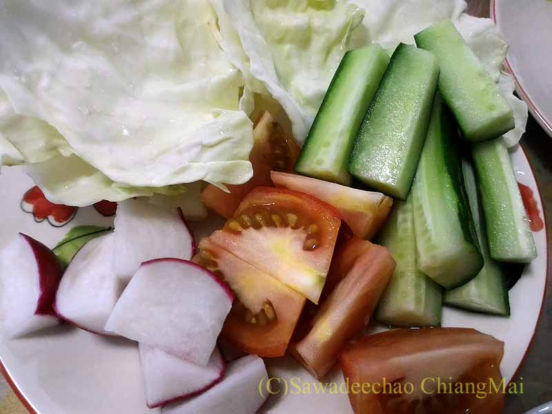 チェンマイの自宅で食べた夕食の生野菜