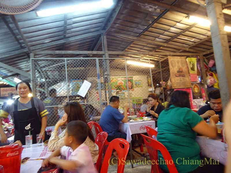 タイ北部の街メーソートにあるナイトマーケットの食堂内部