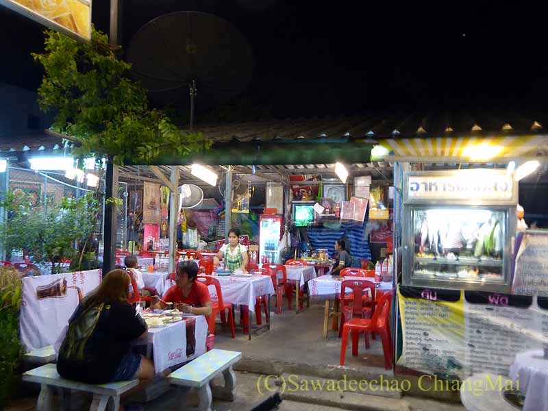 タイ北部の街メーソートにあるナイトマーケットの食堂概観