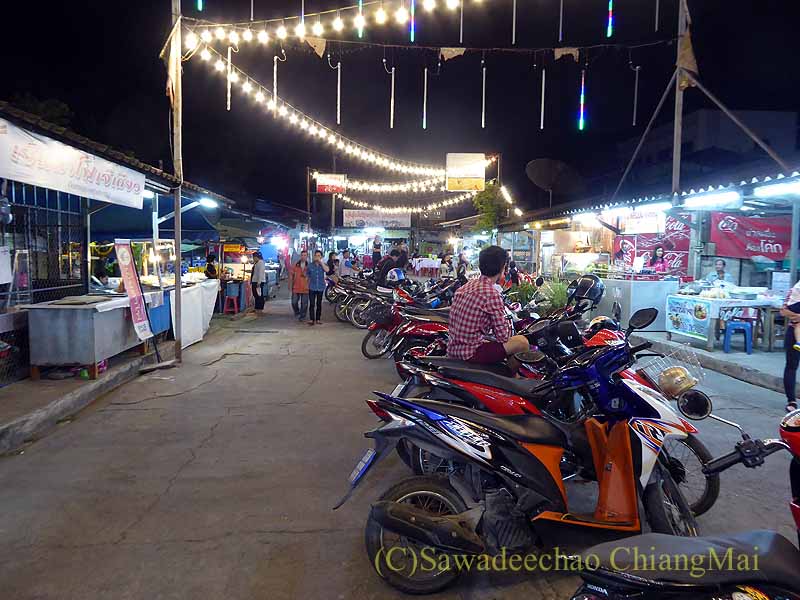 タイ北部の街メーソートにあるナイトマーケットの通路