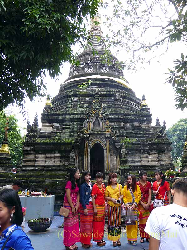 チェンマイの寺院ワットパーパオのシャン族の女性たち