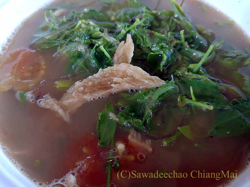 チェンマイのラムディーティークワデーンの甘い青菜の春雨入り干し魚だしスープ
