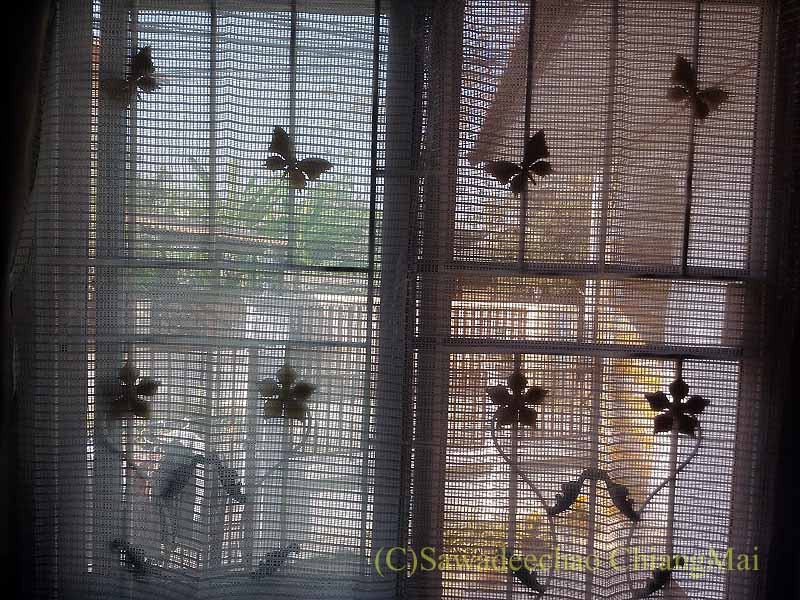 チェンマイの自宅の窓に取り付けた日本の遮光遮熱ネット