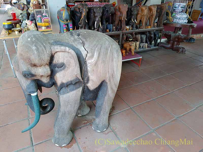 ラムプーンにある戦死した王家の象の墓塔クーチャーンクーマーの象の木彫り