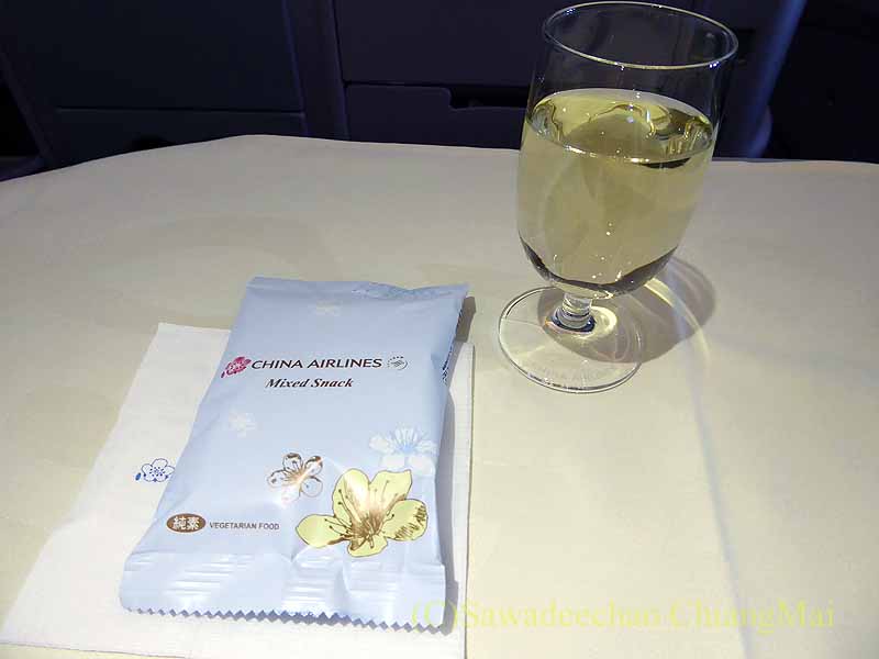 中華航空CI838便ビジネスクラス出た白ワイン