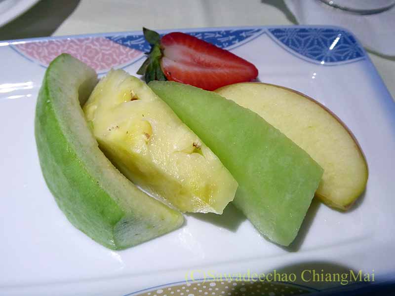 中華航空CI106便のビジネスクラスで出た機内食のフルーツ