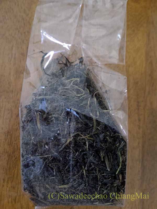 チェンマイで買った桑の葉茶のパッケージの中味