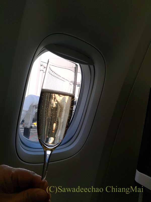 タイ国際航空TG676便ビジネスクラスのシャンパン