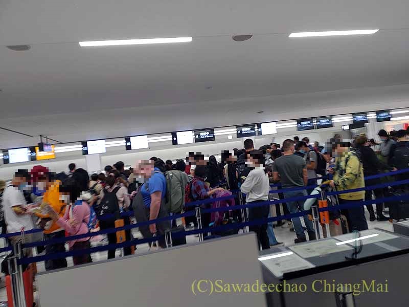 成田空港第1ターミナルの外国人用入国審査の列