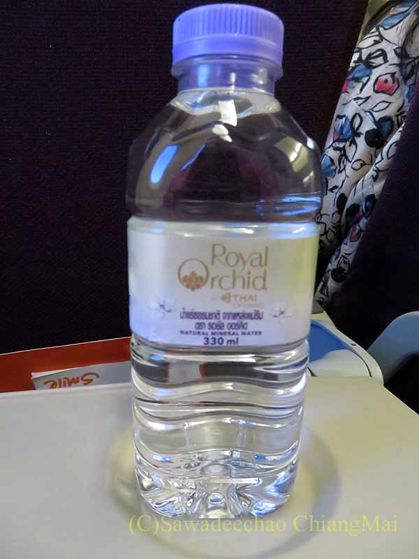 タイスマイル航空WE165便バンコク行きで出た機内食の飲料水