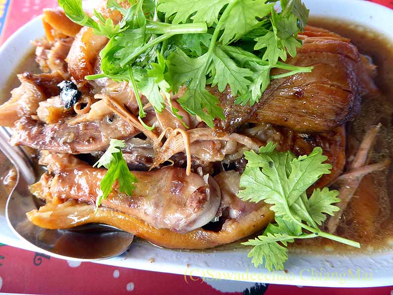 メーサローンの雲南中華料理レストラン平平飯店の豚足煮込み