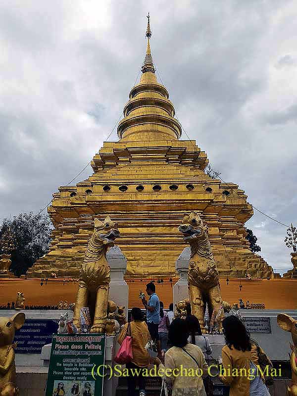 チェンマイのワットプラタートシーチョームトーンの仏塔概観