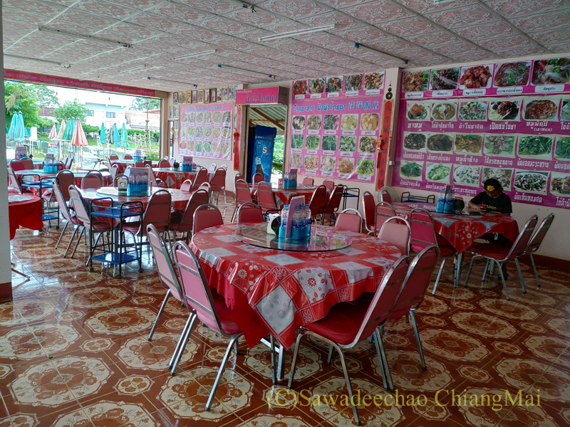 メーサローンの雲南中華料理レストラン平平飯店の店内概観
