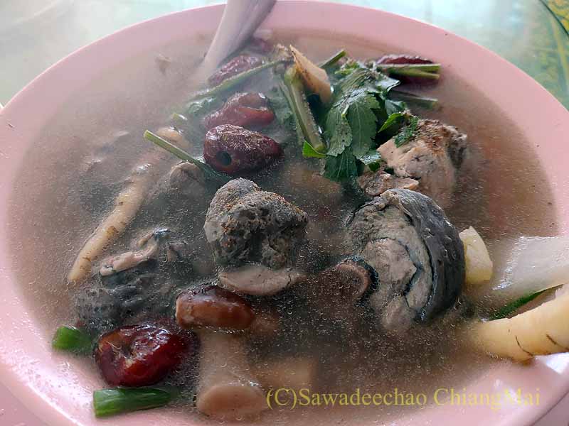 メーサローンの雲南中華料理レストラン平平飯店の烏骨鶏スープ