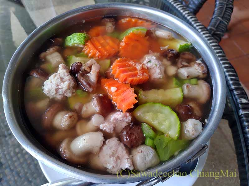 チェンマイのロイヤルプロジェクトキッチンの中華風澄ましスープ