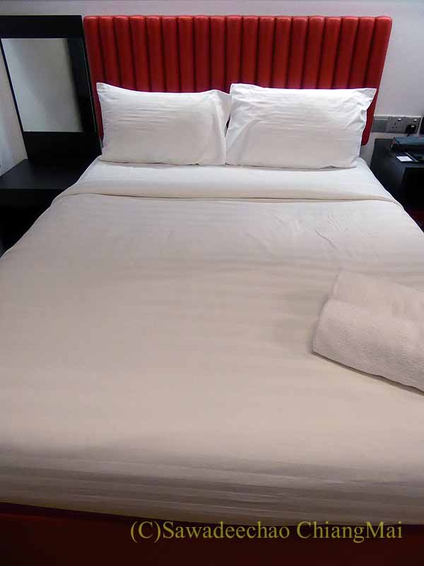 クアラルンプールの乗継用チューンホテルのベッド