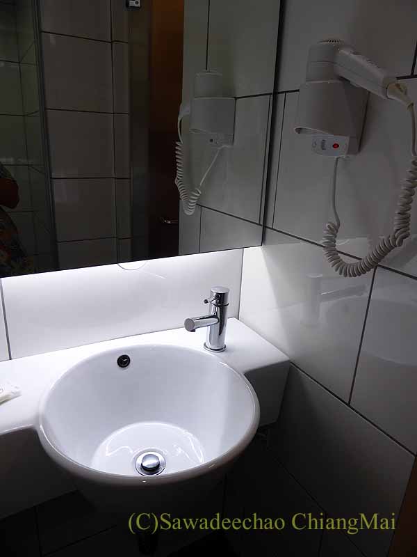 クアラルンプールの乗継用チューンホテルの洗面台