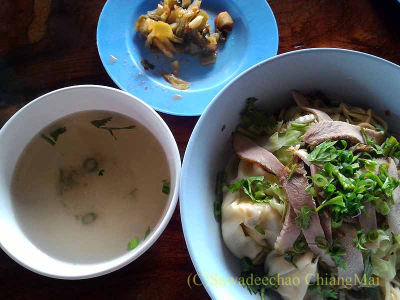 チェンマイ県のアルノータイのピロム雲南麺餃舘の汁なしワンタン中華麺