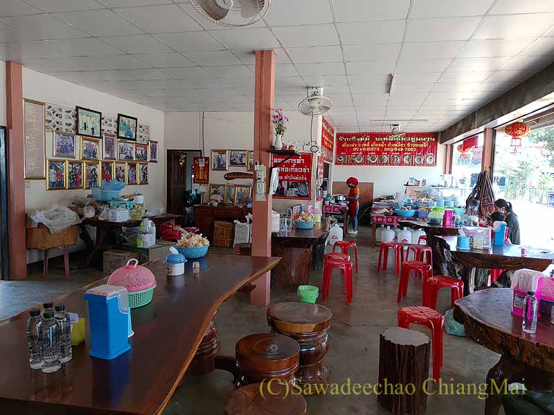 チェンマイ県のアルノータイのピロム雲南麺餃舘の店内
