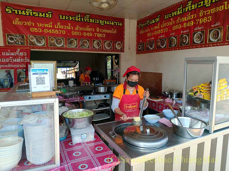 チェンマイ県のアルノータイのピロム雲南麺餃舘のキッチン