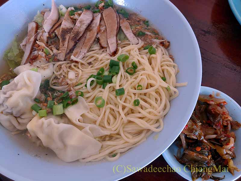 チェンマイ県のアルノータイのピロム雲南麺餃舘の汁ありワンタン中華麺