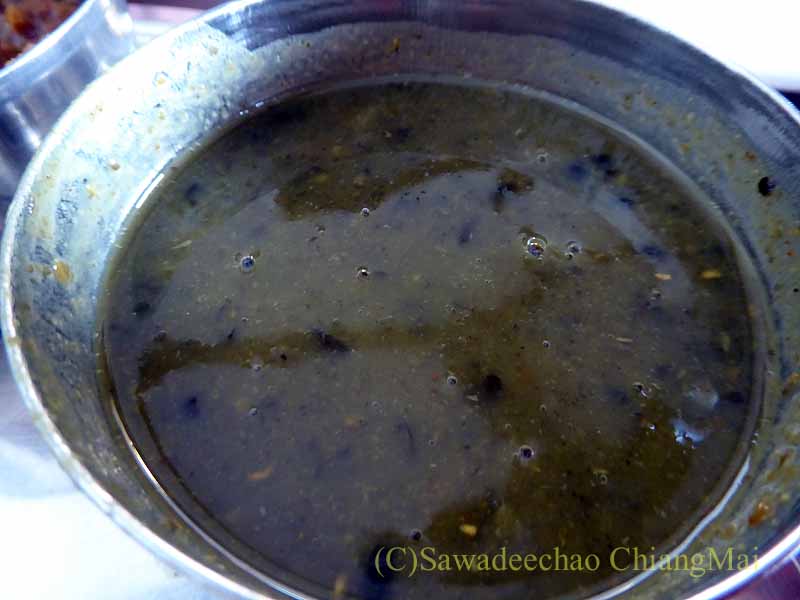 カトマンズのジムブータカリのダルスープ